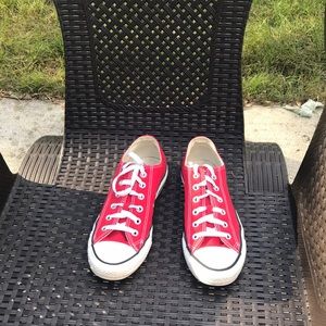 Red low top converse in Men’s 7 / Women’s 9.